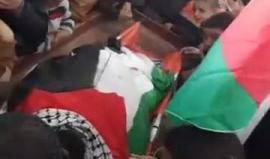 جثمان الشهيد إبراهيم أبو ثريا خلال إلقاء نظرة الوداع عليه، وقد استشهد بالأمس في المواجهات شرق غزة، يذكر أنه مبتور القدمين جراء اصابته من الاحتلال عام 2008