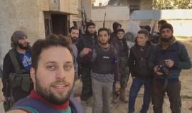 #شاهد .. رسالة على صوت الرصاص من جبهات الثوار في #حلب الصمود . 

Mahmoud Rslan