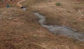 معاناة النازحين في مخيم أطمة على الحدود التركية السورية تتزايد مع نقص أهم مقومات الحياة.