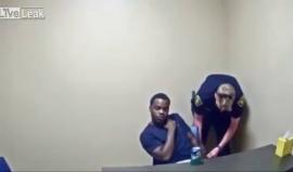 #شاهد ماذا فعل مجرم يخضع للاستجواب عندما اقترب منه شرطي داخل السجن؟