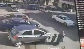 تسجيل يظهر لحظة دهس سيدة وابنها في شارع نمرة بالخليل يوم امس 

اسفر الحادث عن اصابة السيدة وطفلها بجروح