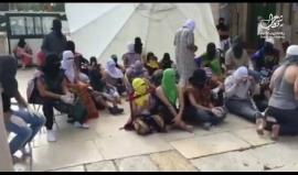 #شاهد .. تجمع الشبان المرابطين امام بوابات المسجد القبلي في الأقصى المبارك في تحد لقوات الاحتلال من الاقتراب منه " بالروح بالدم نفديك يا أقصى " . 

تصوير Nedal Hamayel