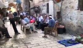 #شاهد المقدسيون يواصلون رباطهم عند أبواب المسجد الأقصى رفضاً لإجراءات الاحتلال.