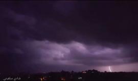 وسط أصوات الرعد ولميع البرق .. هكذا عاشت غزة ليلتها الماضية 

تصوير: شادي سلفيتي