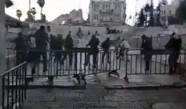 #فيديو  لحظة اطلاق الاحتلال المار صوب الشبان في منطقة باب العامود بالقدس المحتلة، قبل قليل.