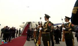 نتنياهو وزجوته سارة يصلان إلى الصين في زيارة رسمية بمناسبة الذكرى الـ 25 لإقامة العلاقات الدبلوماسية