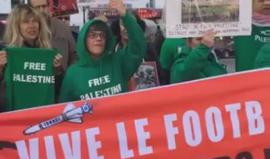 #شاهد مظاهرة أمام مقر الاتحاد الفرنسي لكرة القدم للمطالبة بتجميد عضوية "إسرائيل" في "الفيفا" قبل قليل.