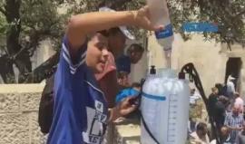 الطفل المقدسي يوسف سكافي يأتي يومياً ليرش الماء على المصلين المرابطين أمام باب الأسباط