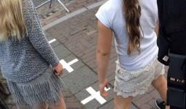 #شاهد .. شبان عرب يتنقلون بخطوة بين حدود بلجيكا وهولندا ويسخرون من الحدود بين الدول العربية وما يحدث في معبر رفح بين قطاع غزة ومصر .