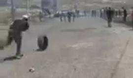 #شاهد | مواجهات بين الشبان وقوات الاحتلال على حاجز مستوطنة " بيت إيل" شمال مدينة البيرة . 

تصوير نبال فرسخ