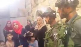 #شاهد
نساء من الخليل يحبطون محاولة قوات الاحتلال اعتقال الطفل أحمد جابر من سكان حارة جابر قرب المسجد الإبراهيمي