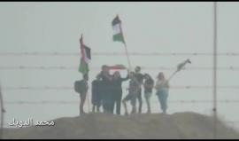 #شاهد متضامنون يرفعون الأعلام الفلسطينية في الداخل المحتل أمام المتظاهرين داخل قطاع غزة خلال فعاليات جمعة الوفاء للطواقم الطبية والإعلامية .