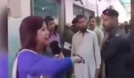 #شاهد جندي باكستاني يصفع مراسلة على الهواء مباشرة!