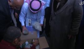 #فيديو السفير القطري محمد العمادي يشرف على توزيع المساعدات القطرية في غزة