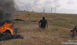 #شاهد فلسطيني بنصف جسد جريح من عدوان الاحتلال يزحف للمشاركة في المواجهات على السياج الفاصل "ناحل عوز" شرق مدينة غزة . 
#القدس_عاصمة_فلسطين