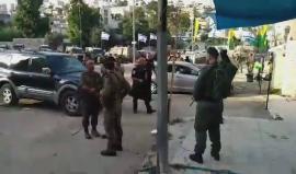 #شاهد | عشرات المستوطنين لا يزالون في منزل المواطن ابورجب التميمي قرب المسجد الإبراهيمي في الخليل منذ الامس بحماية قوات الاحتلال