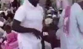 #شاهد شاب يرحب بزائري الحرم النبوي على الإفطار بقبلات على الجبين