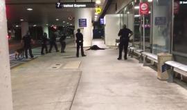 #شاهد هلع في مطار لوس أنجلوس الدولي بعد مشاهدة شخص يرتدي زي "زورو" والشرطة تلقي القبض عليه !