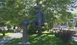 "جحا" في شوارع تركيا

يعتبر جحا من أشهر الشخصيات الفكاهية لدي شعوب المنطقة، لكن الأتراك يقولون إن جحا هو العالم التركي الفقيه "نصر الدين خوجا"، وتعج شوارع وحدائق مدينة "أك شهير" بكثير من التماثيل التي تجسد نصر الدين خوجا أو جحا.

تقرير: مهران عيسى