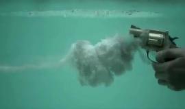 كيف يبدو إطلاق الرصاص تحت الماء؟