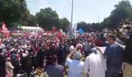 #شاهد| "بالروح باددم نفديك يا أقصى"..تكبيرات وهتافات خلال مسيرة حاشدة وسط مدينة #اسطنبول تنديداً باجراءات الاحتلال الإسرائيلي في #المسجد_الأقصى المبارك

#جمعة_الاقصى