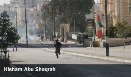 #شاهد فتى فلسطيني يتحدى جنود الاحتلال من مسافة صفر خلال مواجهات مستمرة شمال بيت لحم.
تصوير هشام ابو شقرة 
#القدس_عاصمة_فلسطين
