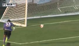 #شاهد خطأ كارثي لحارس مرمى كاميروني يحرز هدف كوميدي في مرماه خلال مباراة ودية جمعته ضد نظيره بورنموث الإنجليزي