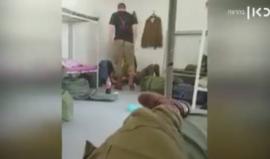 جنود اسرائيليين يضربون زميلهم الدرزي بسبب تحدثه بالعربية، يشار أن الجندي قُتل شقيقه في حرب غزة