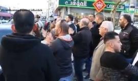 #فيديو وقفة في شارع صلاح الدين وسط القدس المحتلة رفضا للقرارات الأمريكية بشأن العاصمة المقدسة

تصوير: محمد قاروط ادكيدك