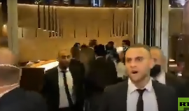 اقتحام متظاهرين لبنانيين لمطعم كان يعقد فيه اجتماع بين وفد عراقي ومسؤولين لبنانيين في بيروت