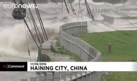 تجمع الآلاف لمشاهدة واحدة من اكبر موجات المد بمدينة هاينانج بالصين بعد قدوم اعصار قوي على البلاد