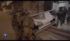 #شاهد جيش الاحتلال يسرق محتويات مطبعة في القدس قبل إغلاقها بحجة طباعة لافتات للشهيد مصباح أبو صبيح