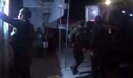 #شاهد قوات الاحتلال تغلق 3 منازل في الخليل بزعم استخدامها كمخارط لتصنيع الوسائل القتالية