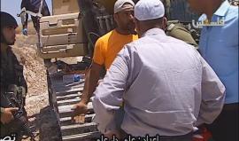 مستوطن يتهجّم على أحد المواطنين خلال دفاعه عن أرضه في قرية دير قديس غرب رام الله