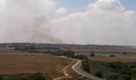 #شاهد اندلاع حريق في كيبوتس "أور هنير" قرب إيرز بفعل طائرة ورقية حارقة