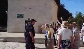 #شاهد جانب من استباحة المستوطنين ساحات المسجد الأقصى المبارك بحماية أمنية مشددة

تصوير: سالم أبو محمود