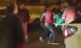 #شاهد | نقل الشهيد محمد حطاب الى مستشفى رام الله الطبي قبل قليل.
يذكر ان قوات الاحتلال استهدفت السيارة التي اقلت الشهيد مع شبان اخرين دون سبب لتطلق عليهم الرصاص وتصيبهم بالراس والصدر اصابات خطرة