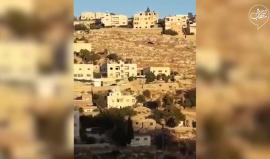 اشتباكات عنيفة وتفجير منزل .. 

#مشاهد من مداهمة قوات الأمن الأردنية مدينة السلط غرب عمان والاشتباك عن مشتبه بهم في "تفجير الفحيص"