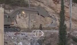 #شاهد لحظة انتشال جثمان الشهيد محمد الفقيه الذي ارتقى بعد اشتباك مسلح مع قوات الاحتلال التي حاصرت المنزل الذي تحصن فيه في بلدة صوريف بالخليل 

#استشهاد_محمد_الفقيه