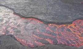 نهر من الحمم المتدفقة من بركان "كيلاويا" أحد البراكين الخمسة التي تتألف منها جزيرة هاواي.. انفجر في الثالث من مايو وما يزال مستمراً لغاية اليوم

الفيديو: Epic Lava