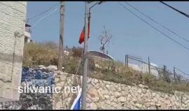 جنود الاحتلال يقتحمون قرية العيسوية بالقدس المحتلة ويصادرون الاعلام الفلسطينية وصور الاسرى محررين