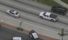 هذا ليس مقطعاً من فيلم بل مطاردة حقيقية.. رجل يسرق سيارة ويهرب بها في شوارع ولاية كاليفورنيا الأميركية!