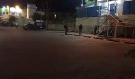 #شاهد 
قوات الاحتلال تحتجز شابين قرب المسجد الإبراهيمي في #الخليل بعد اعتداء مستوطن متطرف عليهما