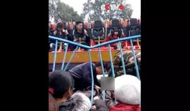 #شاهد | مصرع طفلة صينية "13 عاما" بعد أن سقطت من إحدى ألعاب الملاهي الخطرة في متنزه جنوب غرب الصين .