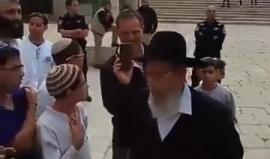 #فيديو مستوطنون يتلقون شروحات خلال اقتحامهم المسجد الأقصى المبارك