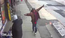 #شاهد.. رجل أسود يلقى حتفه برصاص شرطة نيويورك لتلويحه بأنبوب
CNNArabic
