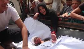 في مشهد مؤثر.. أم سورية تودع طفلها الذي قضى في القصف على #حلب
(مركز حلب الإعلامي)