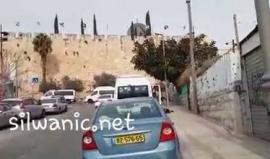 الاحتلال يعلق "الأعلام الإسرائيلية" على السور الجنوبي للمسجد الأقصى المبارك.