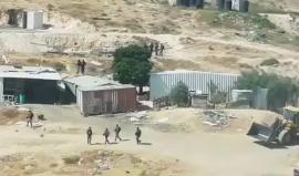 #شاهد | قوات الاحتلال تهدم منازل بعد اقتحامها قرية سعوة بالنقب المحتل .
تصوير خالد أبوخرما