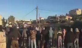#شاهد شبان يغلقون مدخل النفق على الطريق الرابط بين قرى شمال غرب القدس ومدينة رام الله نصرة للأسرى